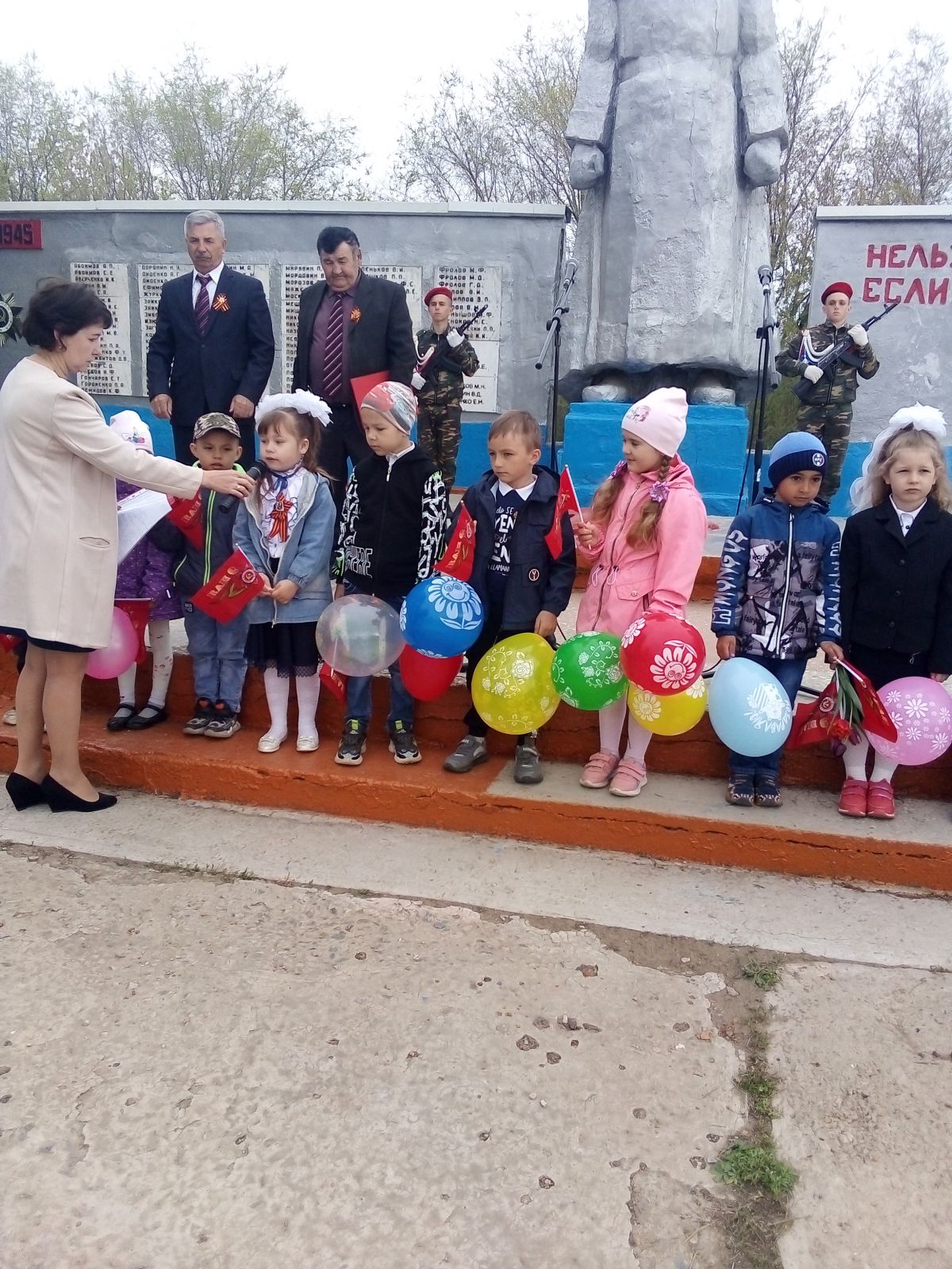 Выступление самых маленьких участников , воспитанников детского сада Аленушка